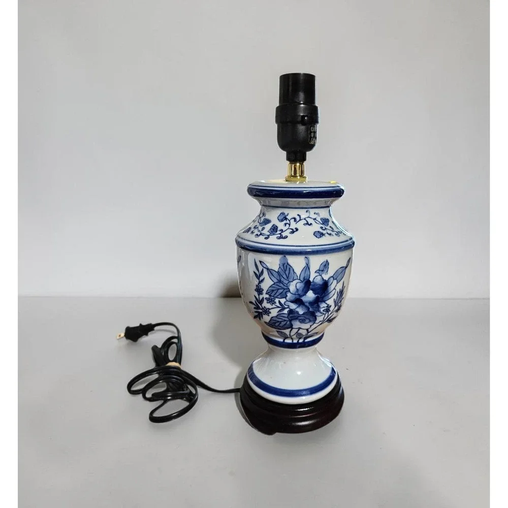 Vintage 1998-99 Chinoiserie Ginger Jar Porcelain Blue White w/Rosewood Base